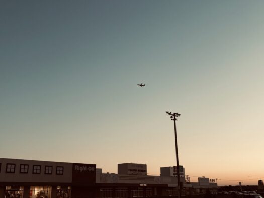 ブレスエンジェル | 思い馳せる イオン三川駐車場から見る夕空の飛行機 三川町